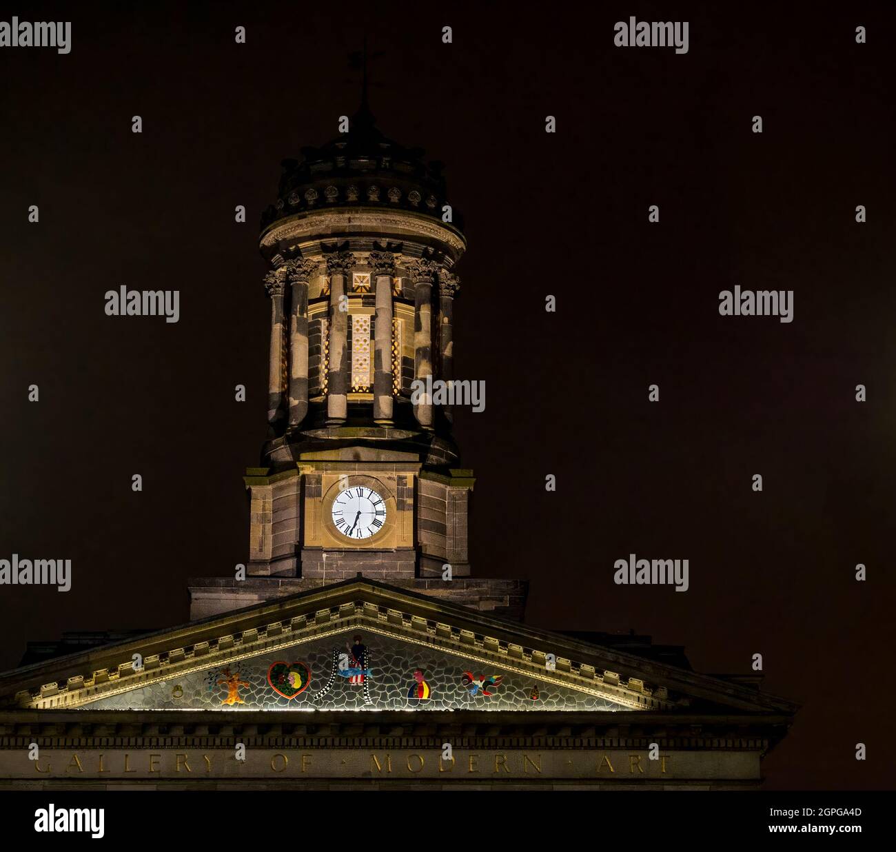 Guglie e torre dell'orologio, Gallery of Modern Art, Queen Street, Glasgow City Centre, Scotland, UK, illuminata di notte con archi di luci e cielo scuro Foto Stock