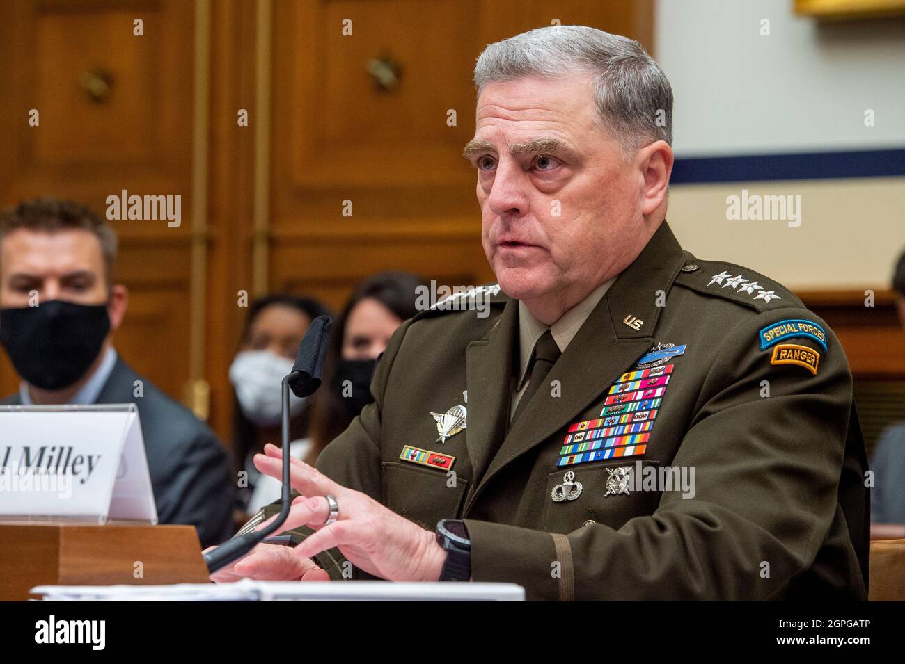 Milley, presidente dei Capi congiunti del personale, risponde alle domande durante un'audizione del Comitato dei servizi militari della Camera su "terminare la Missione militare degli Stati Uniti in Afghanistan" nell'edificio Rayburn House Office di Washington, DC, mercoledì 29 settembre 2021. Credito: Rod Lammey/Pool via CNP /MediaPunch Foto Stock