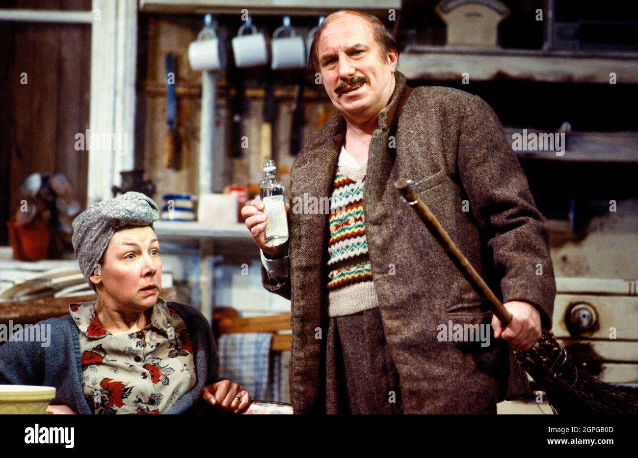 Felicity Palmer (la Madre), Norman Bailey (il Padre) ad HANSEL E GRETEL alla English National Opera (ENO), London Coliseum, London WC2 16/12/1987 musica: Englebert Humperdink libretto: Adelheid Wette dopo i Fratelli Grimm Direttore: Mark Elder design: Stefanos Lazaridis regista: David Pountney Foto Stock