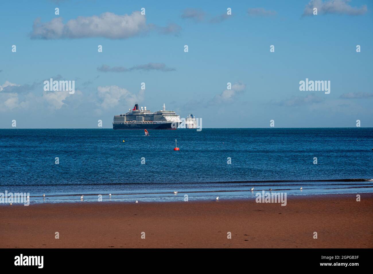 Cunard Queen Victoria e P&o Arcadia navi da crociera ancorate al largo della costa di Torquay, Devon, Regno Unito Foto Stock