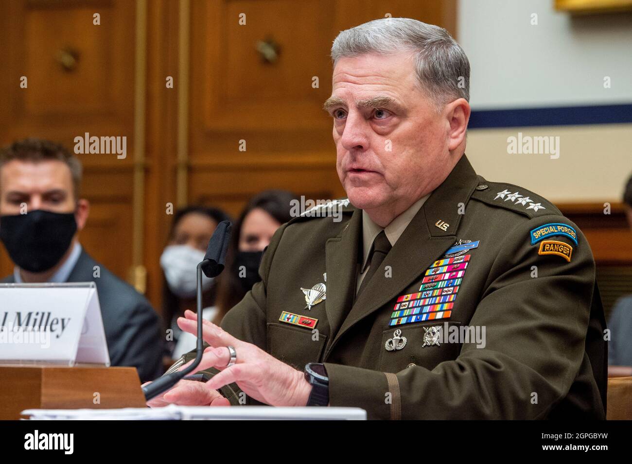 Milley, presidente dei Capi congiunti del personale, risponde alle domande durante un'audizione del Comitato dei servizi Armati della Camera sulla âEnding Missione militare degli Stati Uniti a Afghanistanâ nell'edificio degli uffici della Casa di Rayburn a Washington, DC, mercoledì 29 settembre 2021. Credito: Rod Lamkey / Pool via CNP Foto Stock