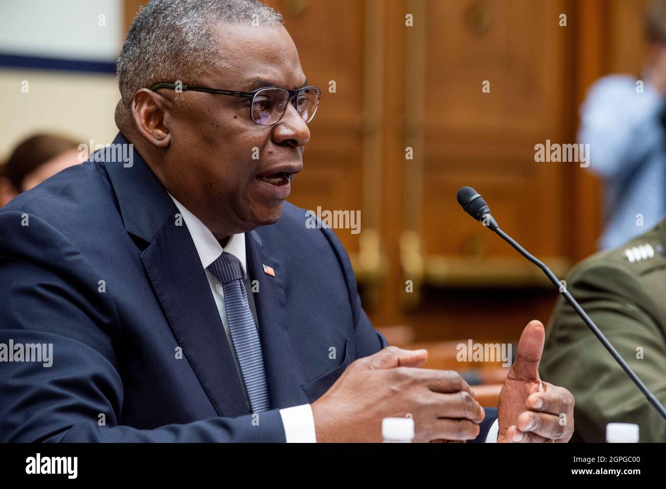 Il Segretario della Difesa degli Stati Uniti Lloyd J. Austin III risponde alle domande durante un'audizione del Comitato dei servizi militari della Camera su "terminare la Missione militare degli Stati Uniti in Afghanistan" nel Rayburn House Office Building di Washington, DC, mercoledì 29 settembre 2021. Credito: Rod Lammey/Pool via CNP /MediaPunch Foto Stock