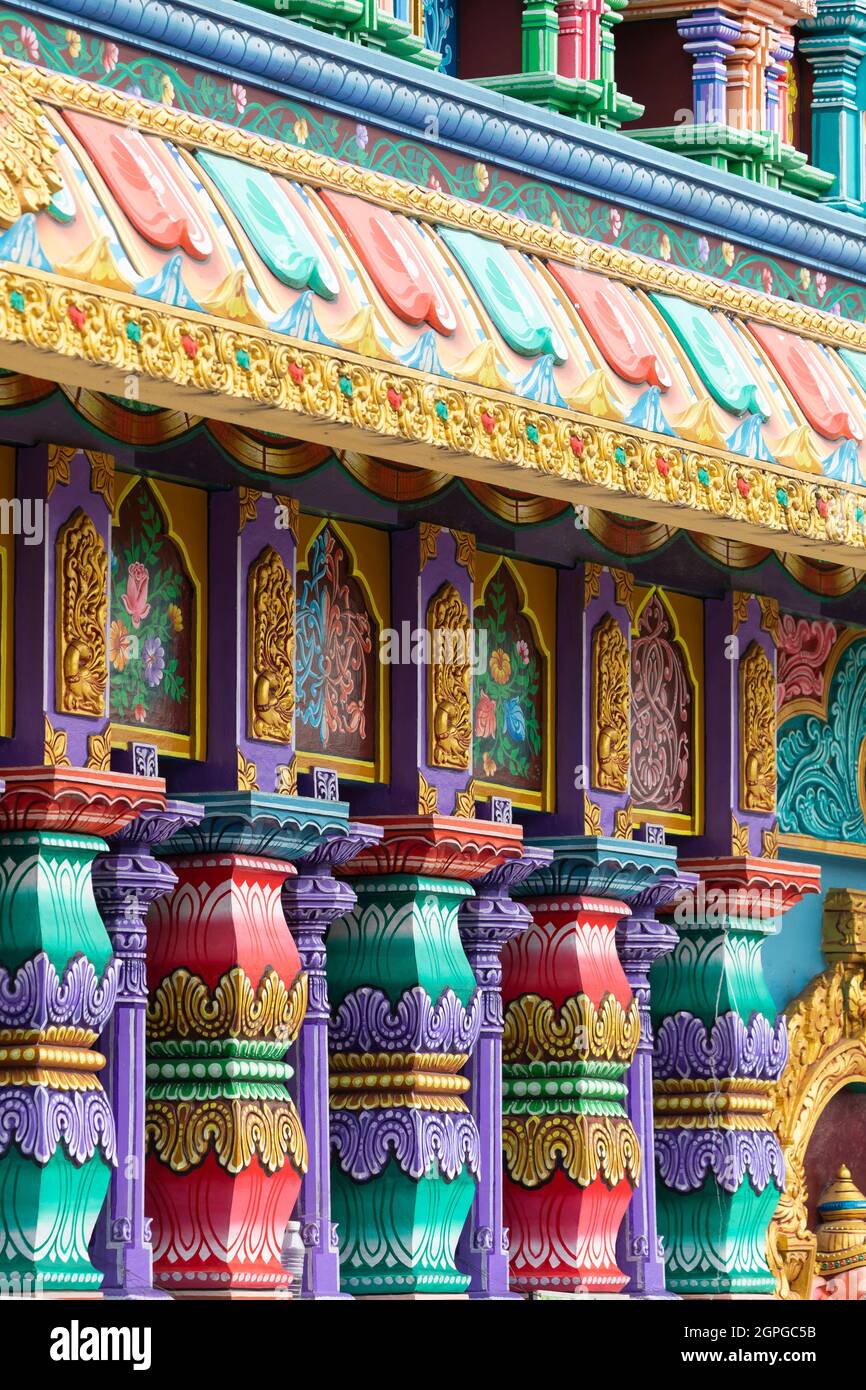 Primo piano dei motivi decorativi religiosi dei templi indù, vicino alle grotte di Batu, nel distretto di Gombak, Selangor, Malesia Foto Stock