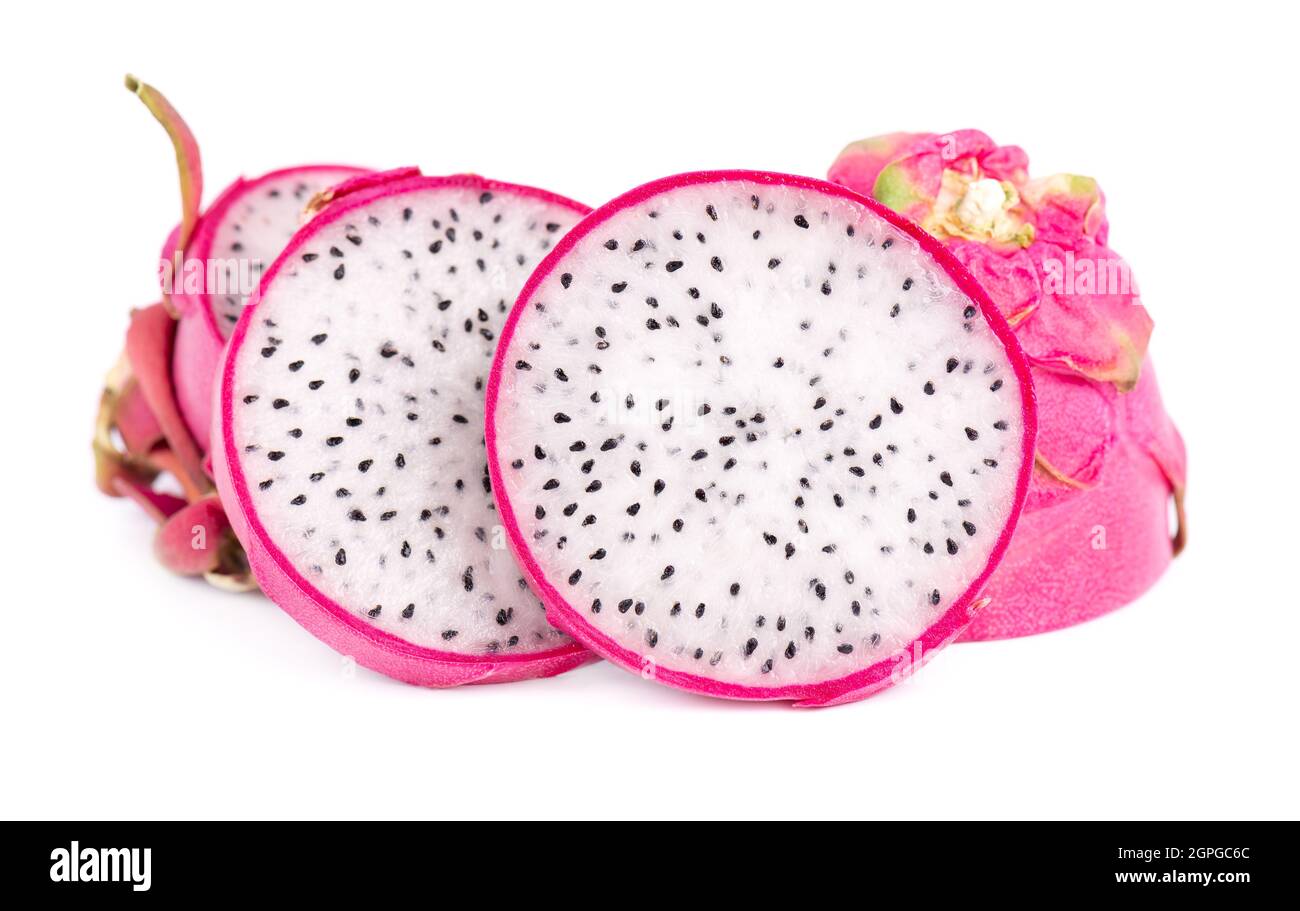 Dragon Fruit isolato su sfondo bianco. Fetta di Pitaya fresco o pitahaya frutta con percorso di taglio. Foto Stock