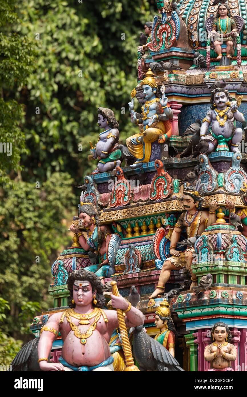 Primo piano dei motivi decorativi religiosi dei templi indù, vicino alle grotte di Batu, nel distretto di Gombak, Selangor, Malesia Foto Stock