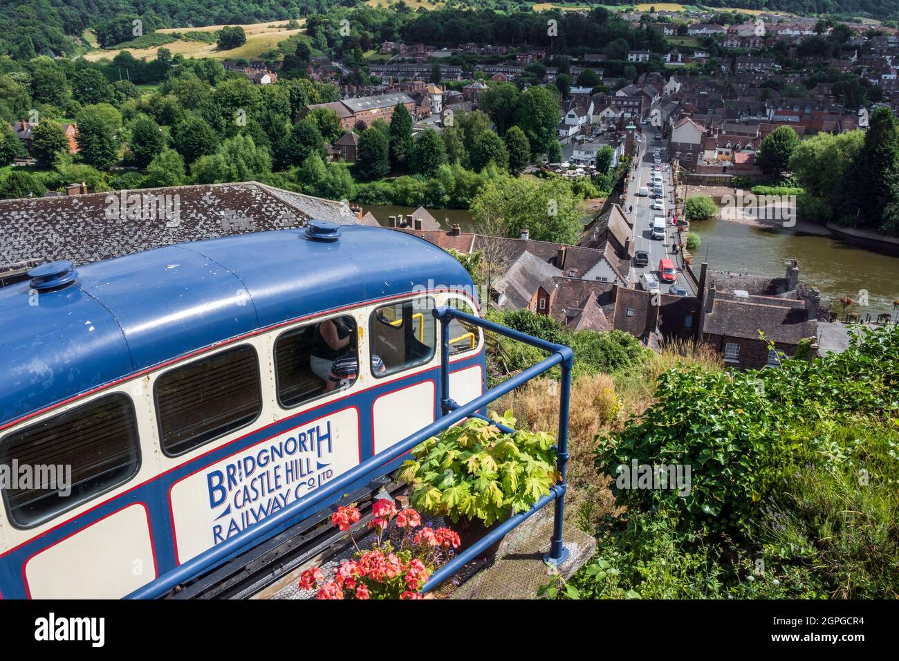 Il Bridgnord Cliff Railway e una vista verso Low Town e il fiume Severn, Bridgnord, Shropshire Foto Stock