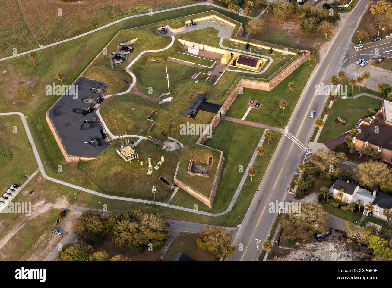 Vista aerea di Fort Moltrie parte del Fort Sumter National Historic Park sull'isola di Sullivans, Carolina del Sud. Il forte fu attivo dal 1776 al 1947 e strumentale durante la Guerra rivoluzionaria americana e la Guerra civile americana. Foto Stock
