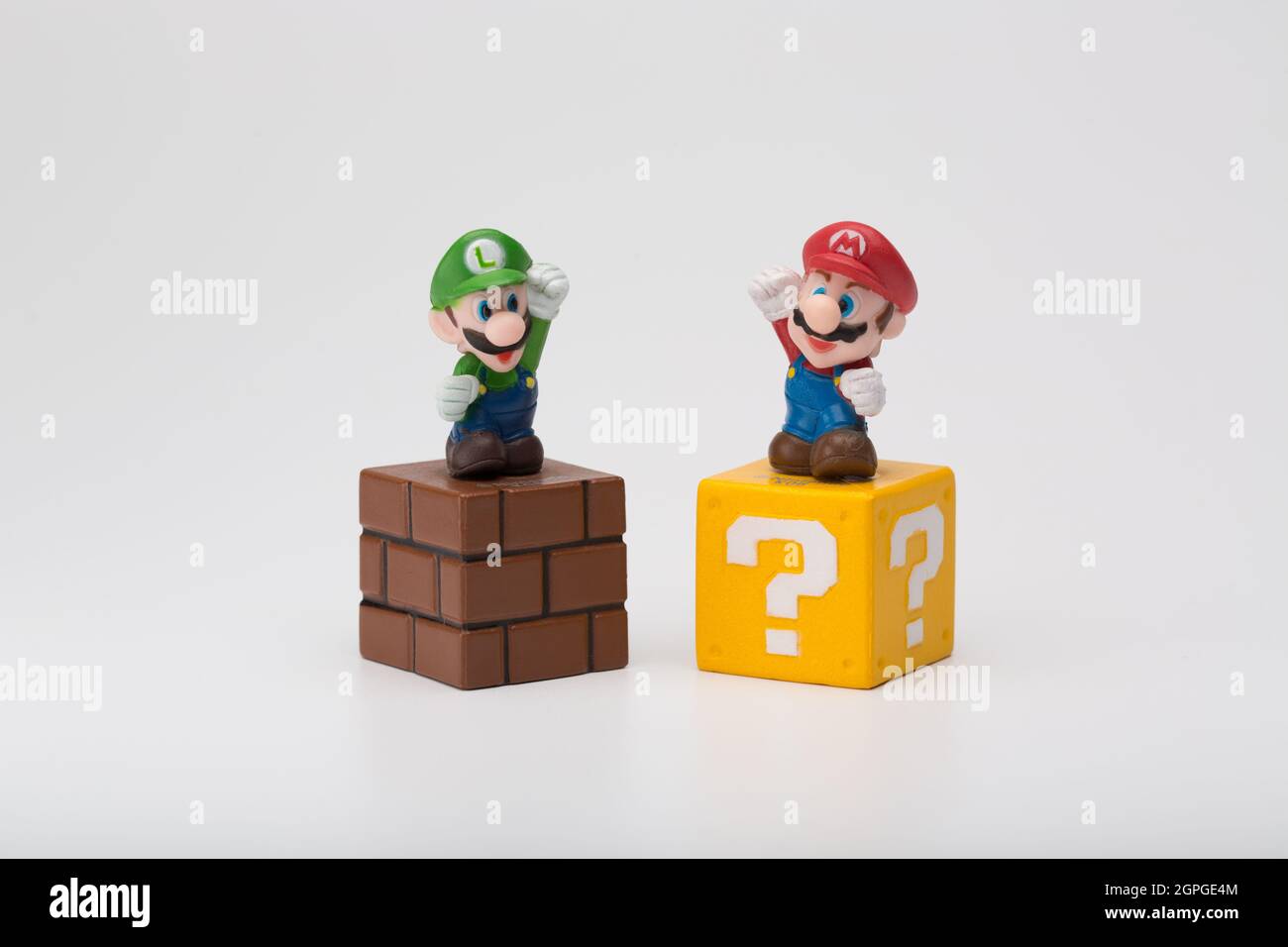 Mosca, Russia - 29 settembre 2021: Figura plastica di Mario e Luigi dal videogioco Nintendo isolato su sfondo bianco. Foto Stock
