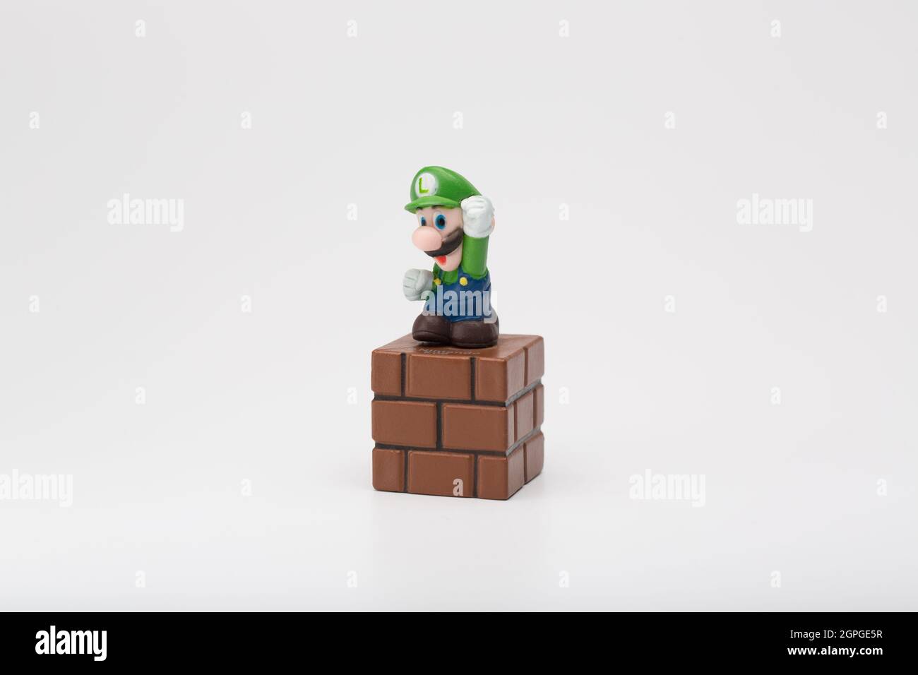 Mosca, Russia - 29 settembre 2021: Figura plastica di Luigi dal videogioco Nintendo isolato su sfondo bianco. Foto Stock