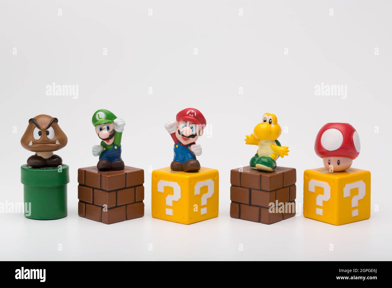 Mosca, Russia - 29 settembre 2021: Figure plastiche di Mario, Luigi, Toad, Goomba e Koopa Troopa dal videogioco Nintendo. Foto Stock