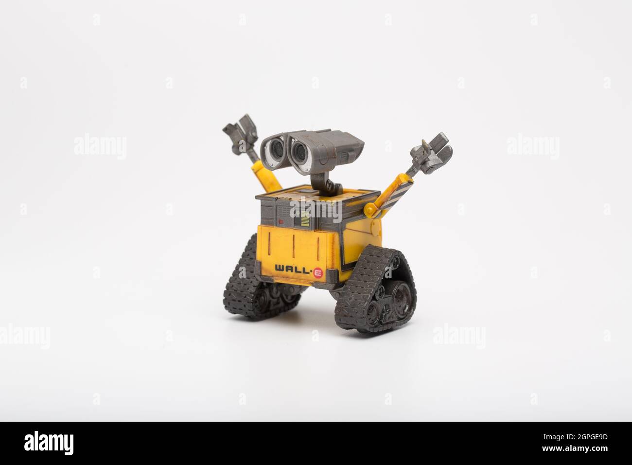 Mosca, Russia - 29 settembre 2021: PERSONAGGIO giocattolo robot WALL-e dal film di fantascienza animato da computer prodotto da Pixar Animation Studios. Foto Stock