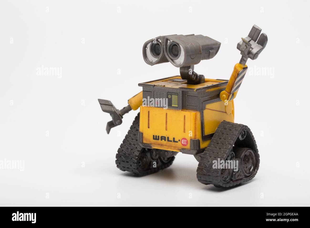 Mosca, Russia - 29 settembre 2021: PERSONAGGIO giocattolo robot WALL-e dal film di fantascienza animato da computer prodotto da Pixar Animation Studios. Foto Stock