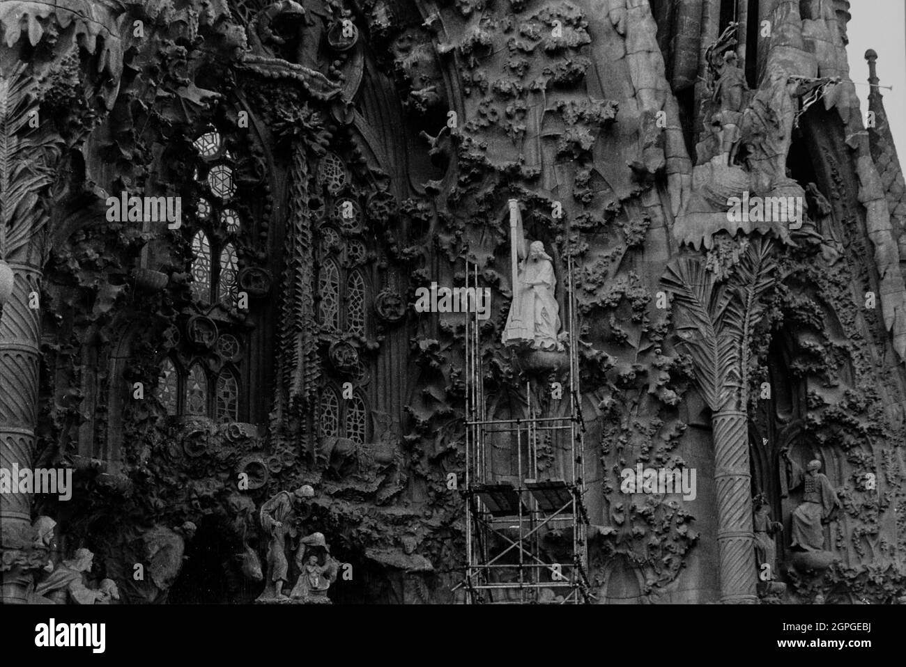 Sagrada Familia (facciata della Natività): Posizionamento di un Angelo con arpa nel portico della Carità. AUTORE: GAUDI, ANTONI (1852-1926); SOTOO, ETSURO. Foto Stock