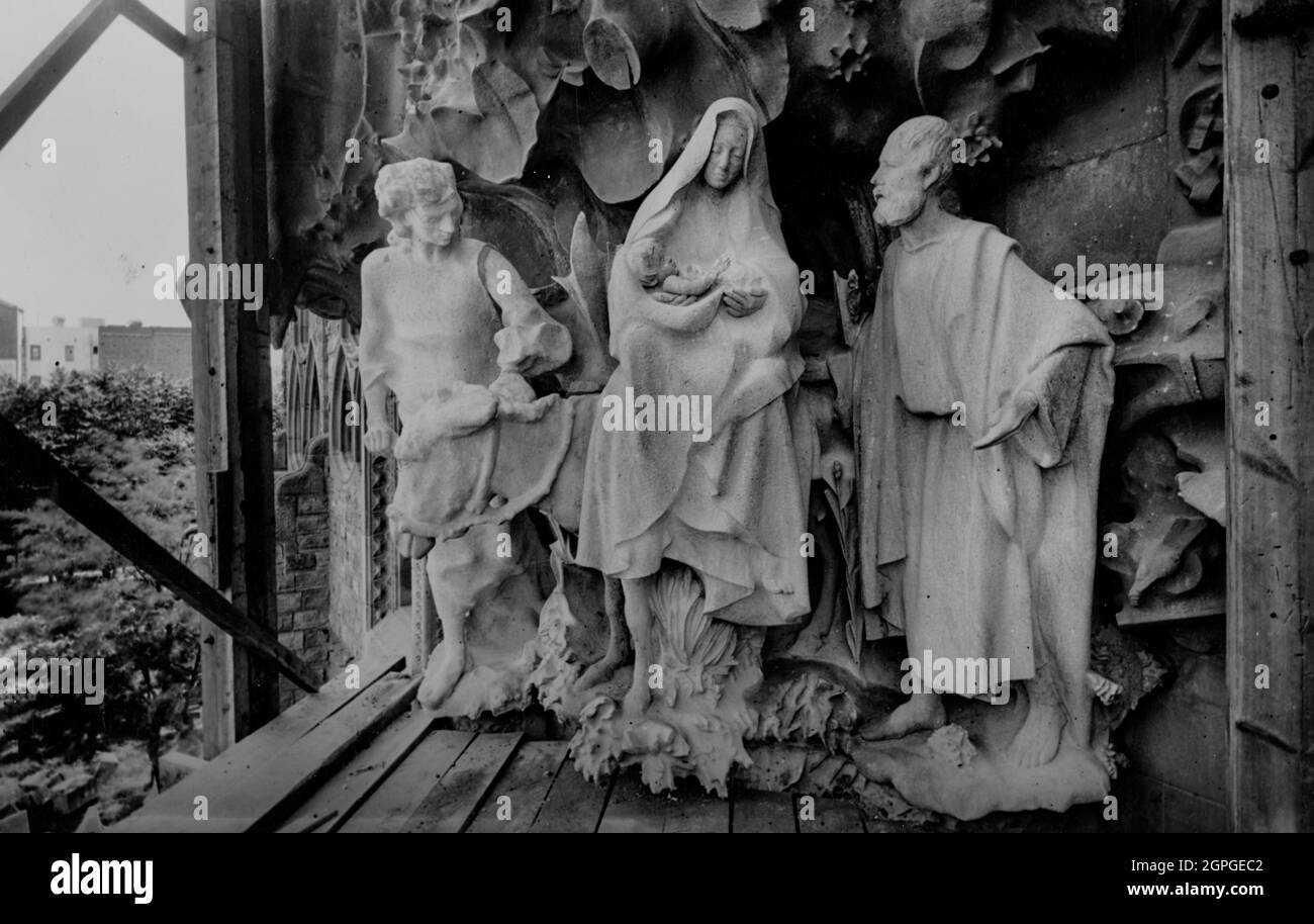 Sagrada Familia (facciata della Natività): Gruppo scultoreo della fuga d'Egitto nel portico della speranza, 1920. AUTORE: GAUDI, ANTONI (1852-1926); MANI ROIG, CARLES; MATAMALA LLORENC. Foto Stock