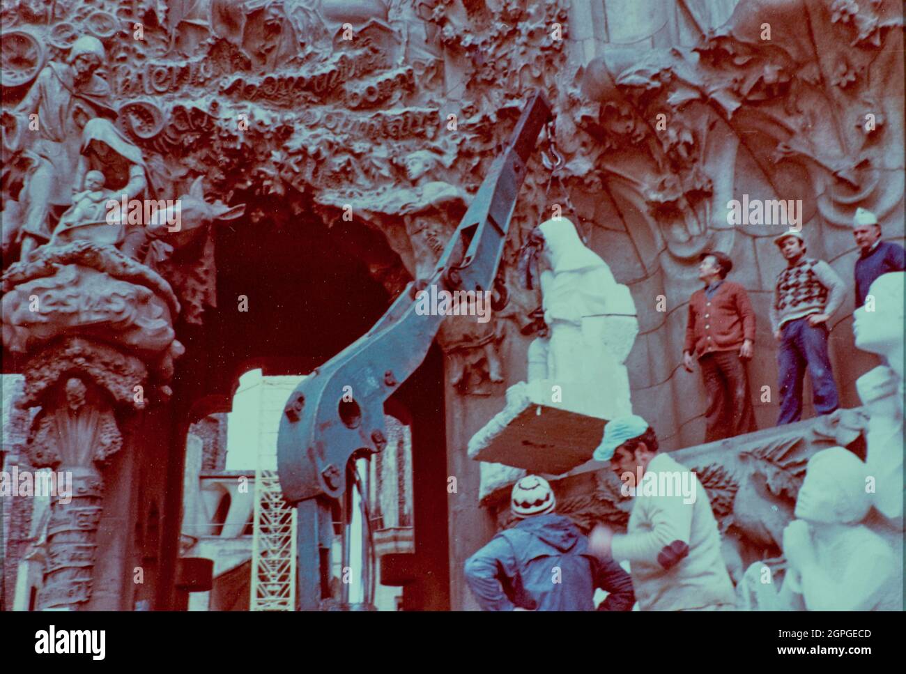 Sagrada Familia (facciata della Natiività): Collocazione del gruppo dell'Adorazione dei Pastori, 12-01-1981. AUTORE: JOAQUIM ROS BOFARULL. Foto Stock