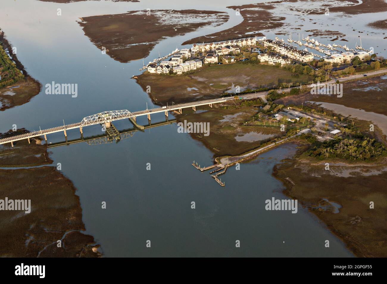 Vista aerea del ponte di altalena ben Sawyer attraverso il canale Intracoastal a Sullivans Narrows, che collega Mount Pleasant con Sullivans Island, South Carolina Foto Stock