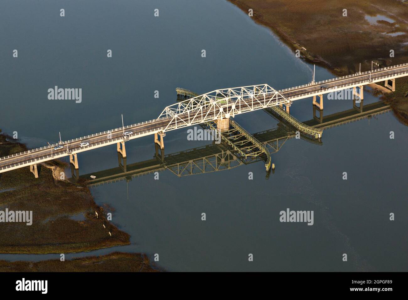 Vista aerea del ponte di altalena ben Sawyer attraverso il canale Intracoastal a Sullivans Narrows, che collega Mount Pleasant con Sullivans Island, South Carolina Foto Stock