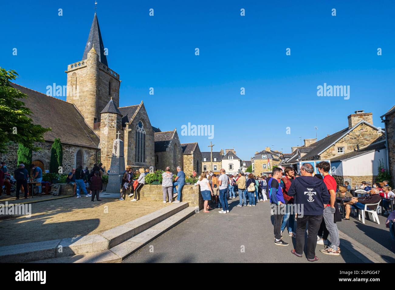 Francia, Cotes d'Armor, Hillion lungo il GR 34 sentiero escursionistico o sentiero doganale, 14 luglio festeggiamenti di fronte alla chiesa di Saint-Jean-Baptiste (11 ° secolo) Foto Stock