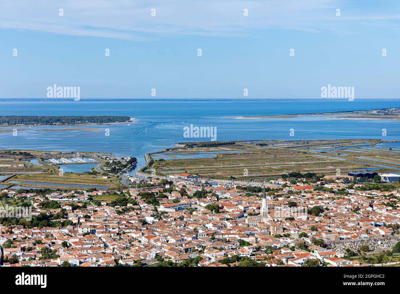 Francia, Charente Maritime, Ars en Re, etichettato Les Plus Beaux Villages de France (i più bei villaggi di Francia), il villaggio e il Fier d'Ars (vista aerea) Foto Stock