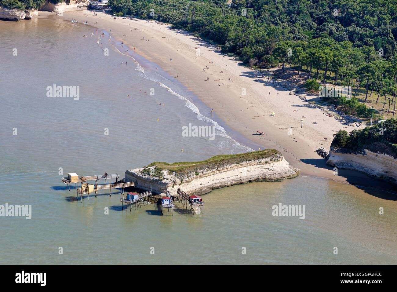 Francia, Charente Maritime, Meschers sur Gironde, La Couronne rock sulla spiaggia Vergnes (vista aerea) Foto Stock