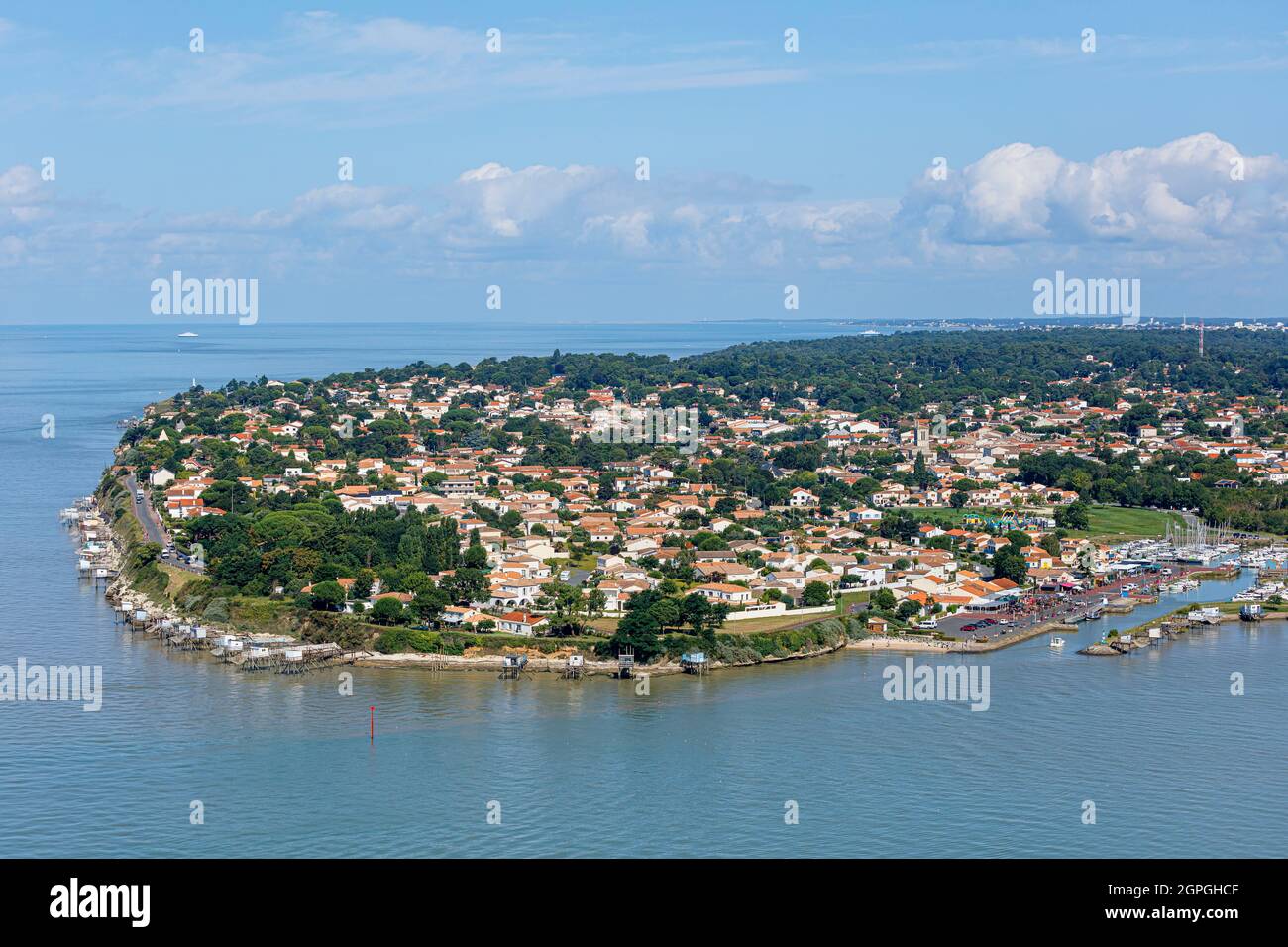 Francia, Charente Maritime, Meschers sur Gironde, Pointe de Meschers, il villaggio e il porto (vista aerea) Foto Stock