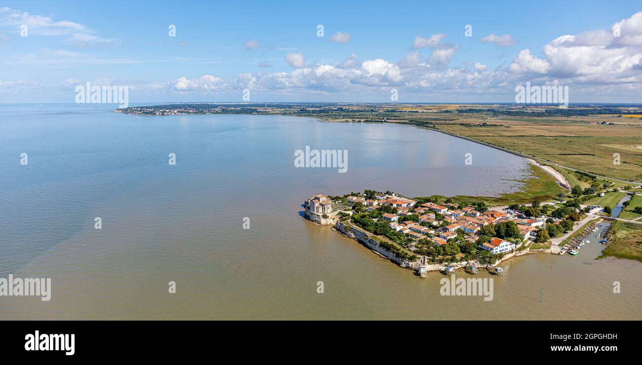 Francia, Charente Maritime, Talmont sur Gironde, etichettati Les Plus Beaux Villages de France (i più bei villaggi di Francia), il villaggio sul fiume Gironda (vista aerea) Foto Stock