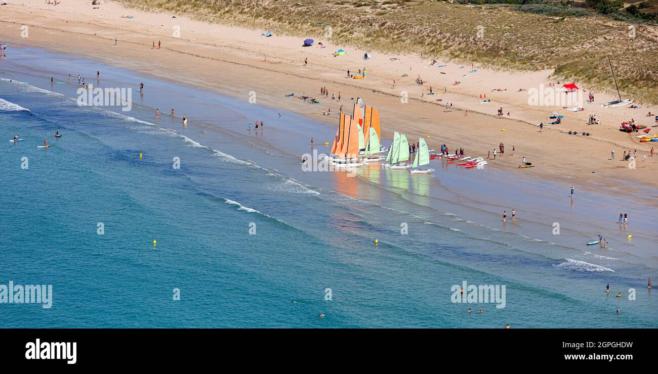 Francia, Charente Maritime, le Bois Plage en Ré, vela e nuotatori in spiaggia in estate (vista aerea) Foto Stock