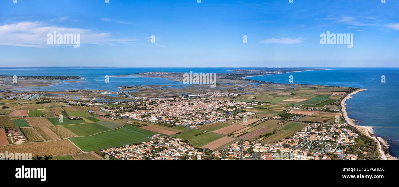 Francia, Charente Maritime, Ars en Re, etichettato Les Plus Beaux Villages de France (i più bei villaggi di Francia), il villaggio e il Fier d'Ars (vista aerea) Foto Stock