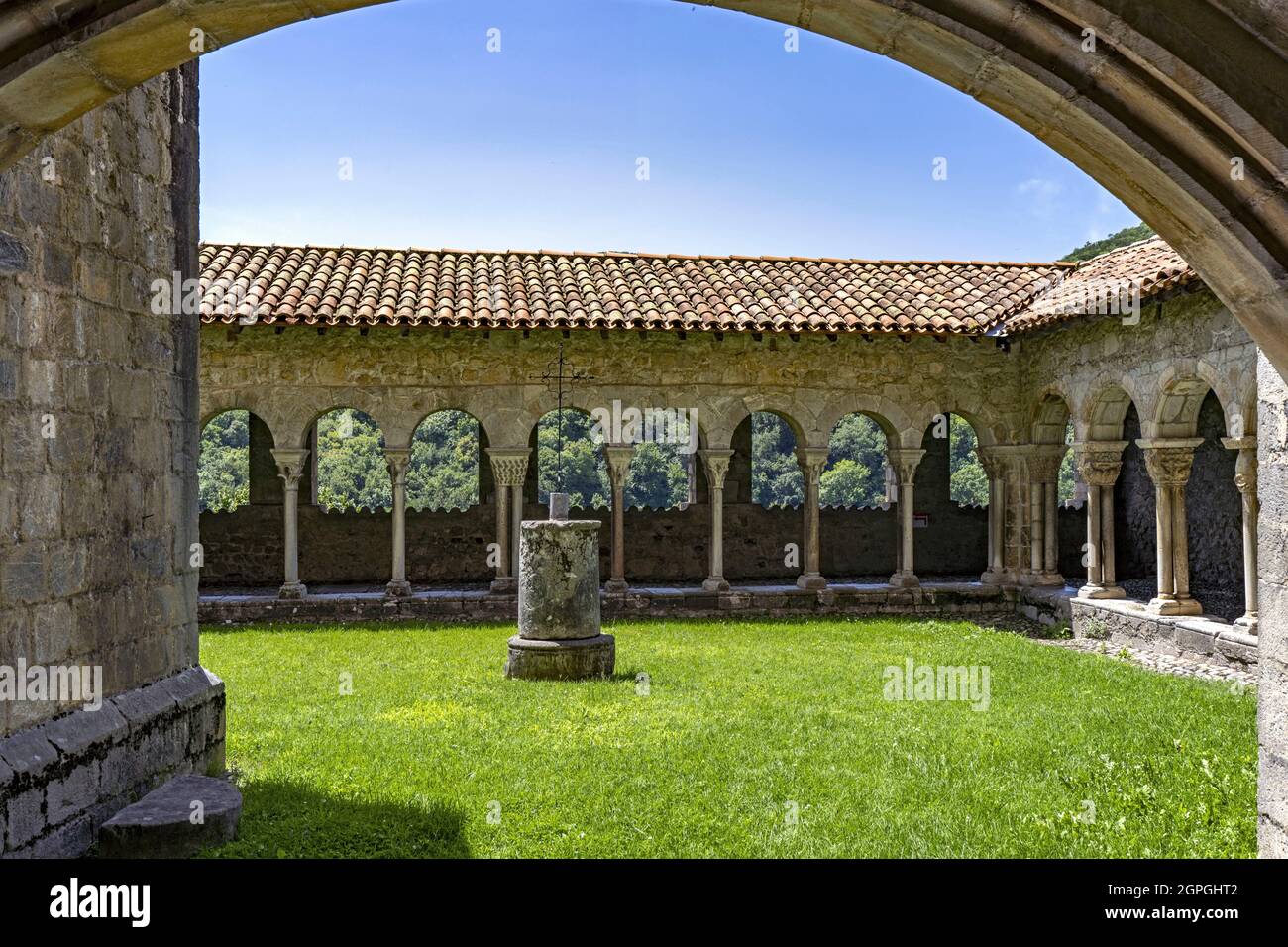 Francia, Haute Garonne, strada di St Jacques de Compostelle, Saint-Bertrand-de-Comminges, Notre-Dame de Saint-Bertrand-de-Comminges 'chiostro della cattedrale Foto Stock