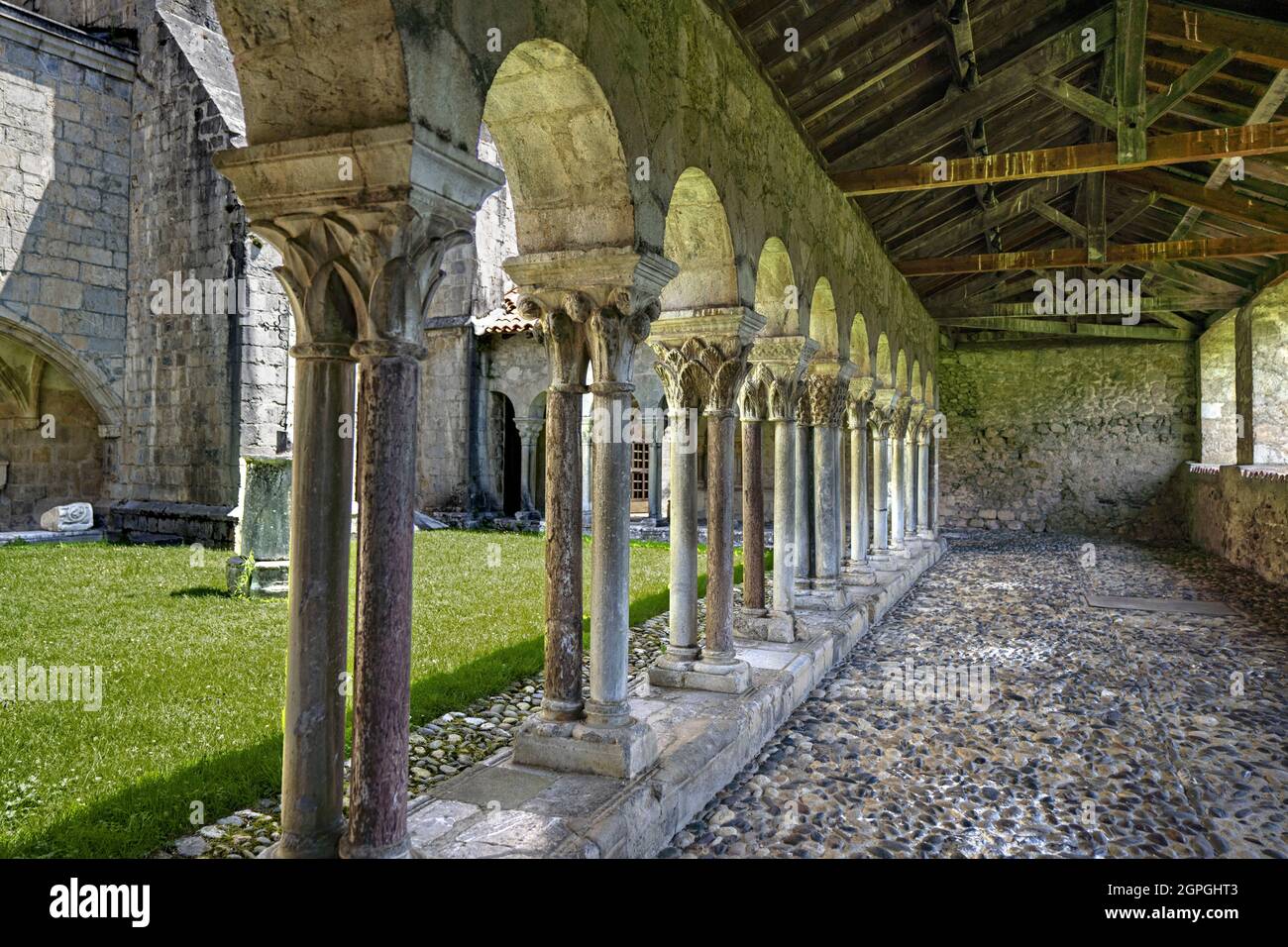 Francia, Haute Garonne, strada di St Jacques de Compostelle, Saint-Bertrand-de-Comminges, Notre-Dame de Saint-Bertrand-de-Comminges 'chiostro della cattedrale Foto Stock