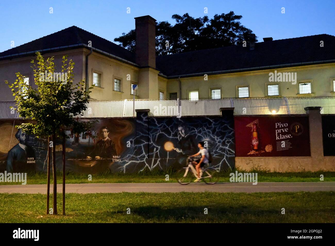 Croazia, Slavonia, Osijek, affresco di Nikola Tesla di fronte alla prigione Foto Stock