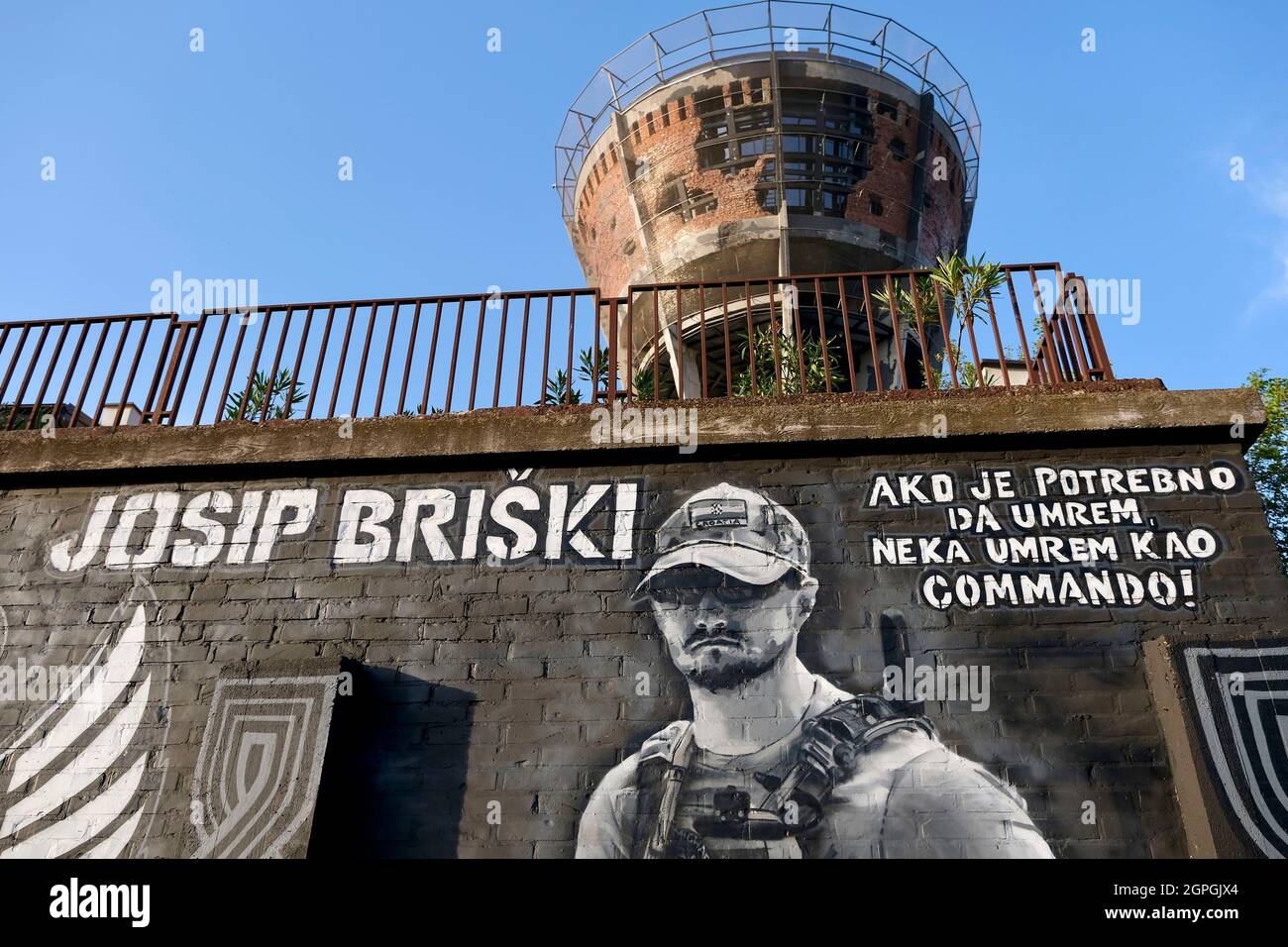 Croazia, Slavonia, Vukovar, la torre dell'acqua, simbolo della resistenza della città contro il nemico durante l'assedio di Vukovar nel 1991, ha colpito più di 600 volte in 3 mesi, ora un memoriale, affresco del soldato Josip Briski è morto in Afghanistan nel 2019 Foto Stock