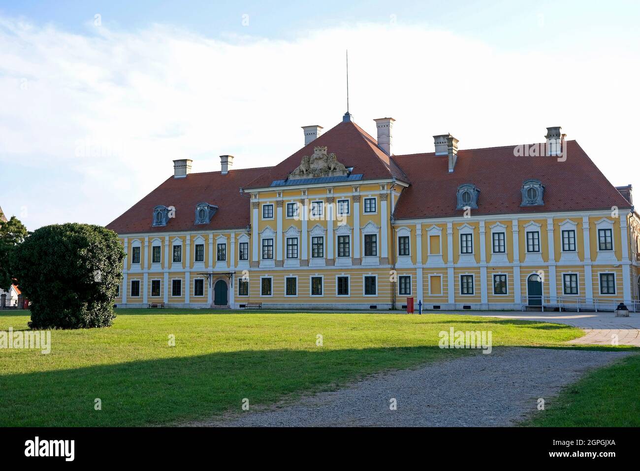 Croazia, Slavonia, Vukovar, castello di Eltz, palazzo barocco del XVIII secolo che ospita il museo comunale di Vukovar, distrutto dopo la guerra croata poi restaurato nel 2011 Foto Stock