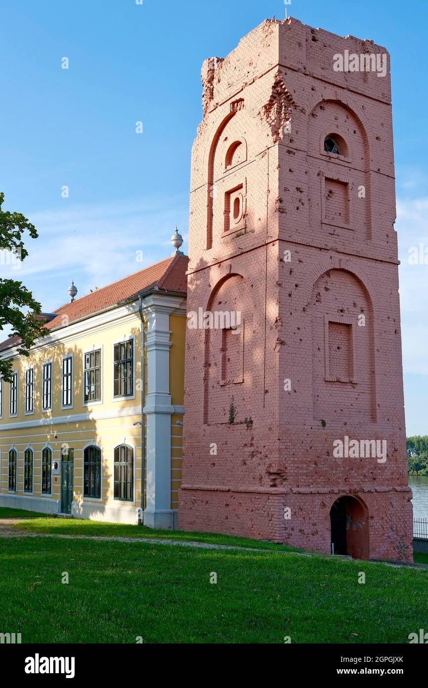 Croazia, Slavonia, Vukovar, castello di Eltz, palazzo barocco del XVIII secolo che ospita il museo comunale di Vukovar, distrutto dopo la guerra croata e poi restaurato nel 2011, alcune parti hanno ancora le cicatrici degli scontri Foto Stock