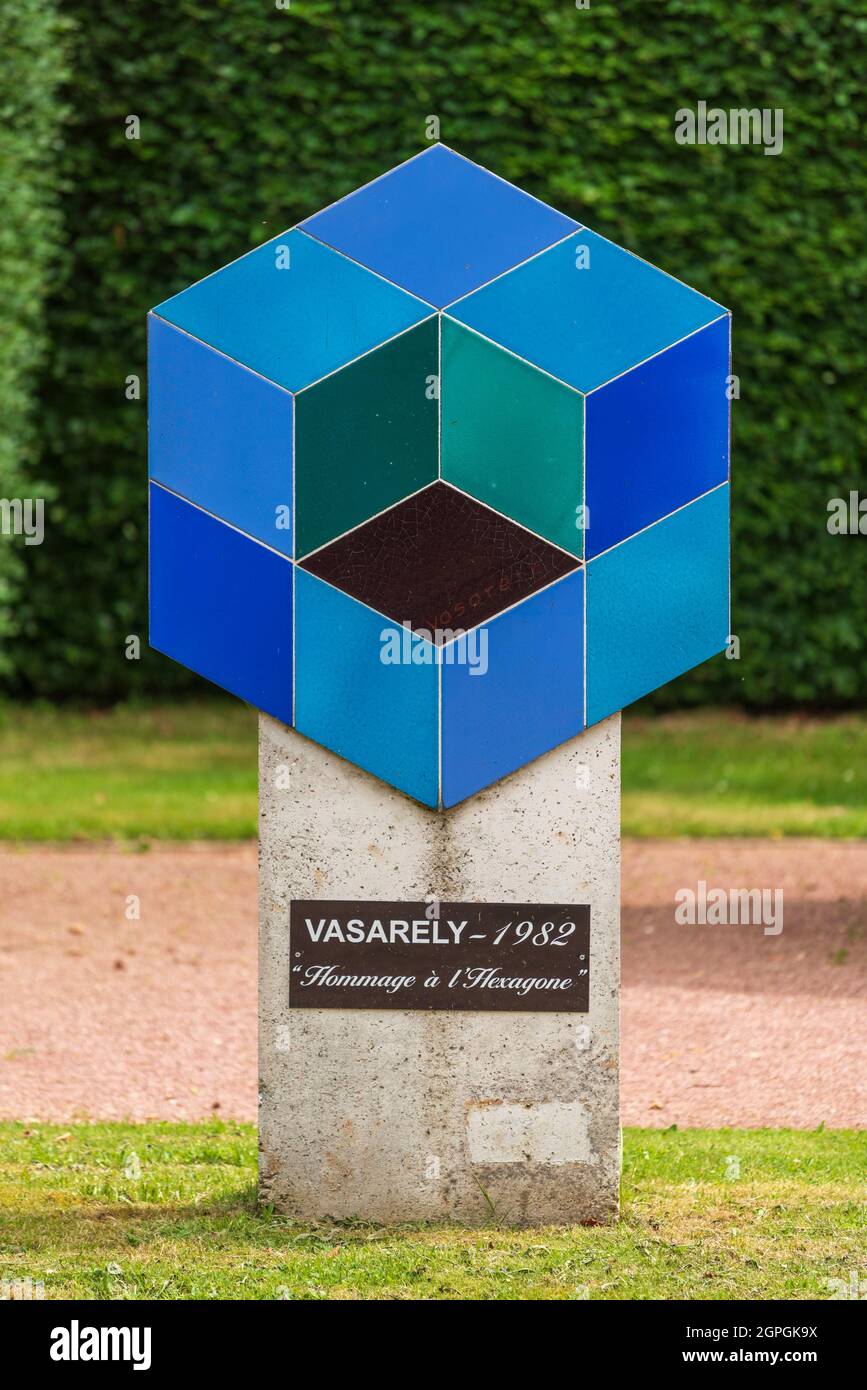 Francia, Eure, Vascoeuil, Chateau de Vascoeuil, opera di Vasarely dal 1982 intitolato Hommage à l'hexagone Foto Stock