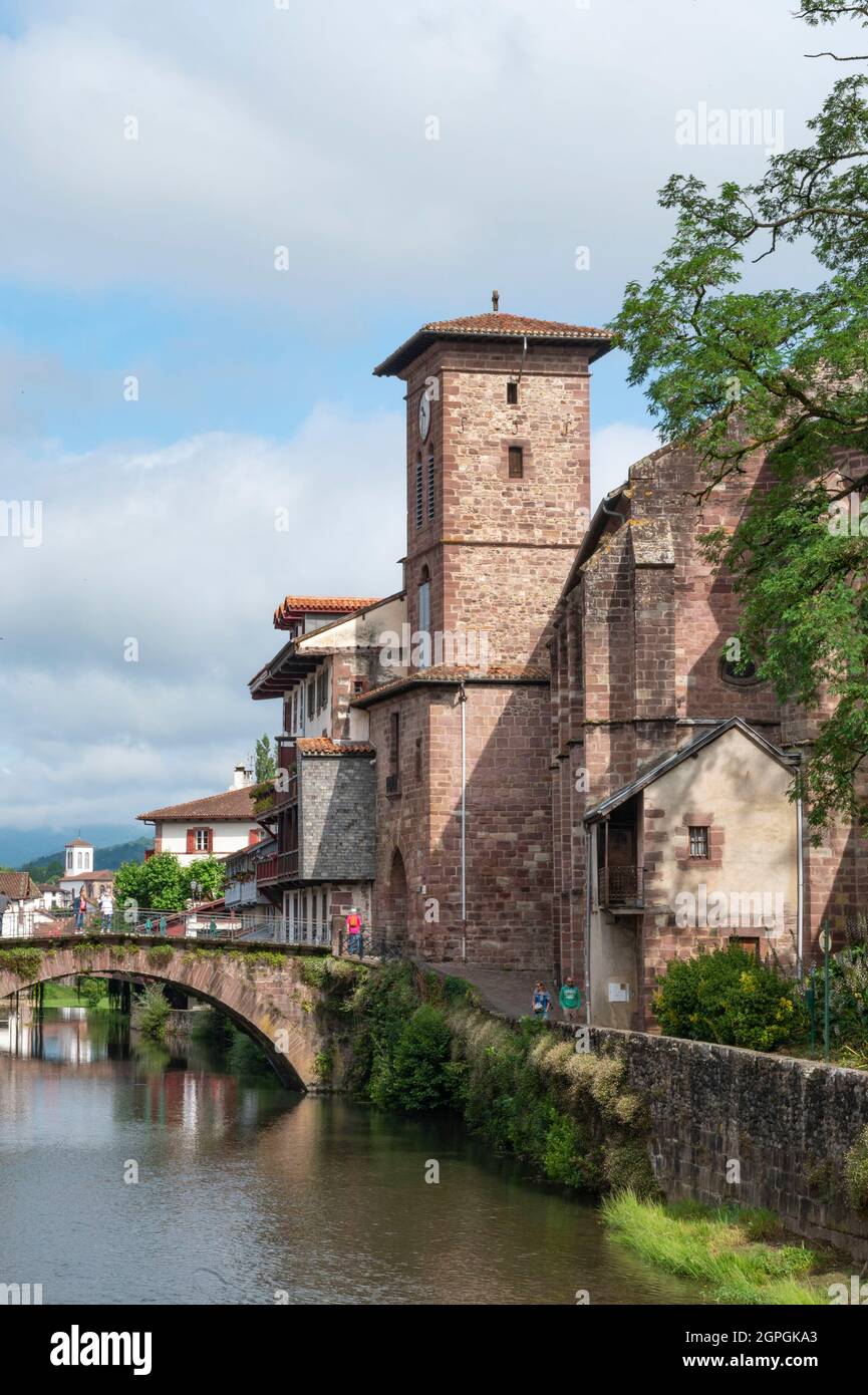 Francia, Pirenei Atlantici, Pays Basque, Saint-Jean-Pied-de-Port, case tradizionali lungo il fiume Nive de Béhérobie e la Chiesa dell'Assunzione o Notre-Dame du Bout du Pont Foto Stock