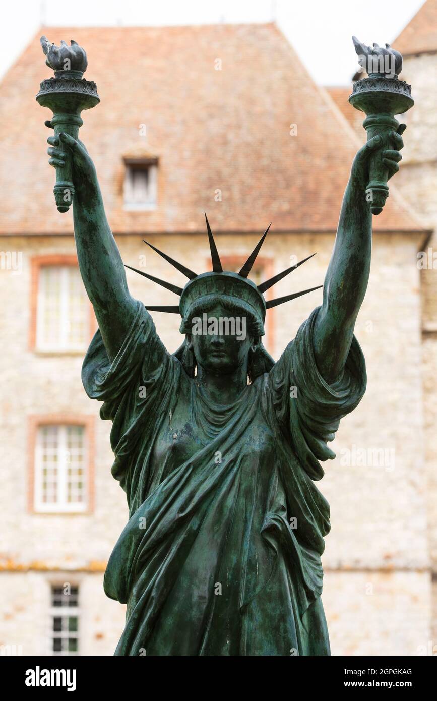 Francia, Eure, Vascoeuil, Chateau de Vascoeuil, Francia, Eure, Vascoeuil, Chateau de Vascoeuil, scultura di Salvador Dali intitolata la Statua della libertà, dal 1972 Foto Stock
