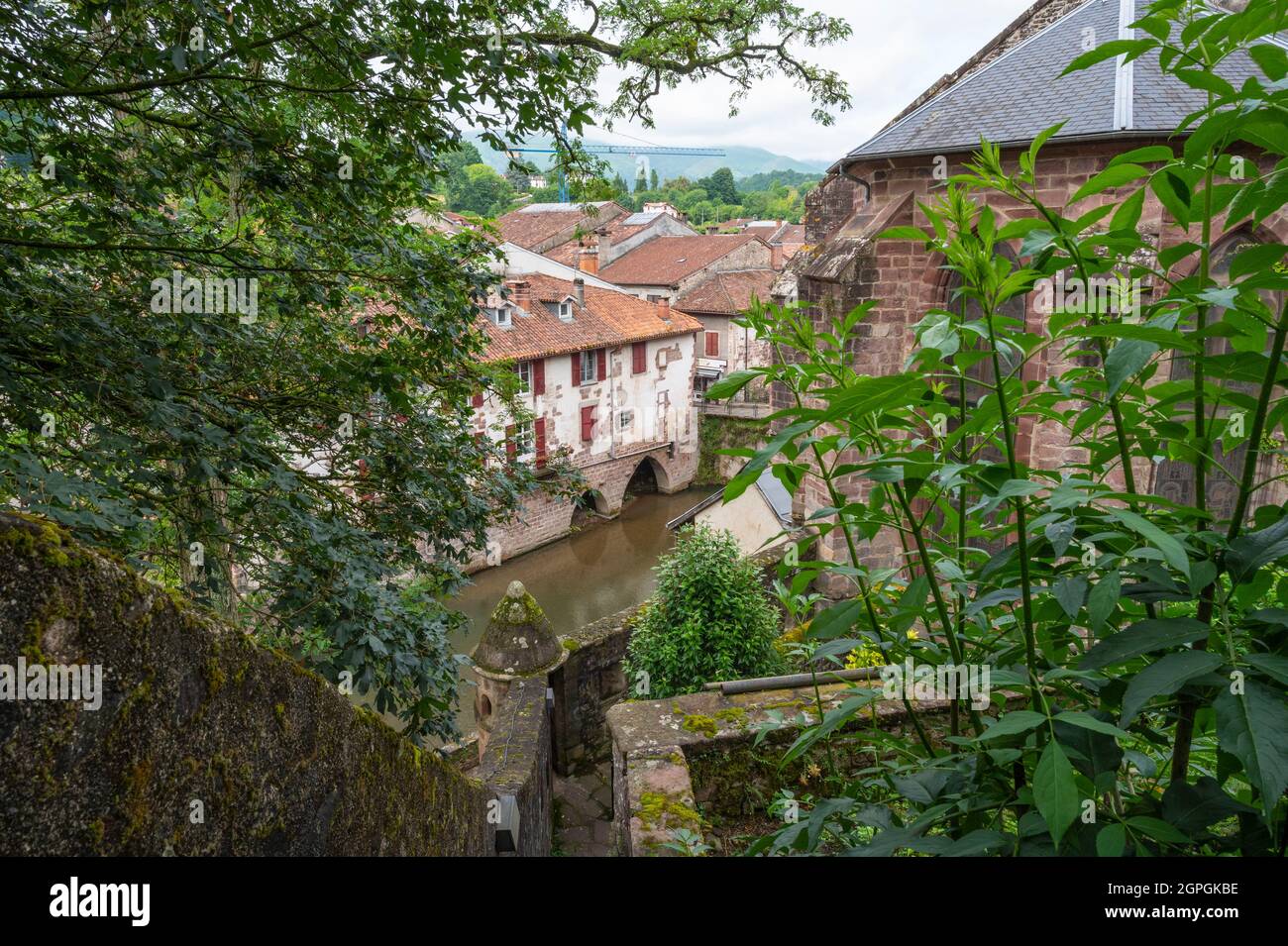 Francia, Pirenei Atlantici, Pays Basque, Saint-Jean-Pied-de-Port, il fiume Nive de Béhérobie e la città alta vista dalla salita alla cittadella Foto Stock