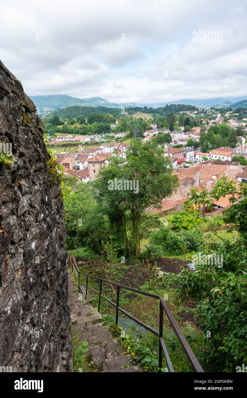 Francia, Pirenei Atlantici, Pays Basque, Saint-Jean-Pied-de-Port, la vista della città dalla salita alla cittadella Foto Stock