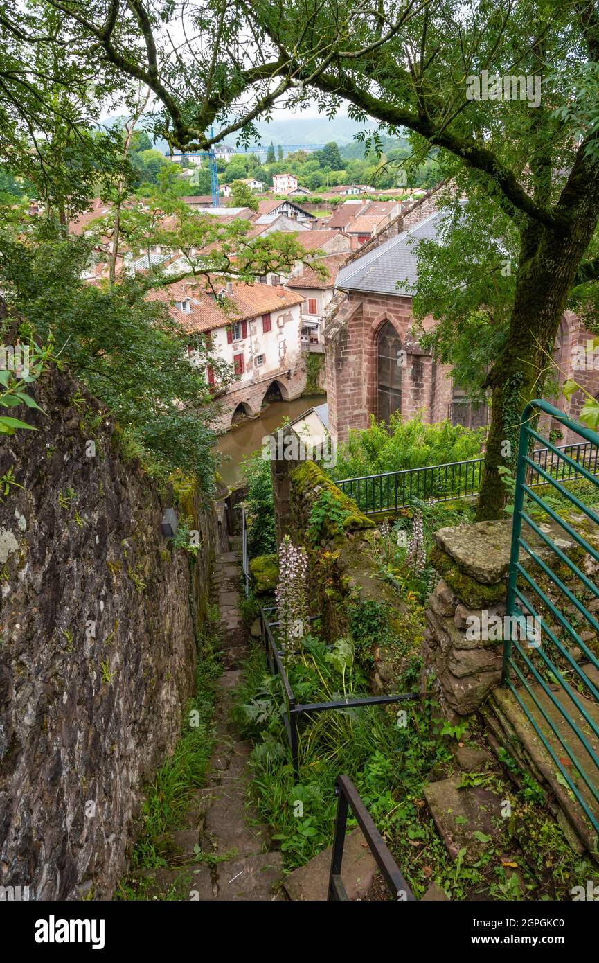 Francia, Pirenei Atlantici, Pays Basque, Saint-Jean-Pied-de-Port, il fiume Nive de Béhérobie e la città alta vista dalla salita alla cittadella Foto Stock