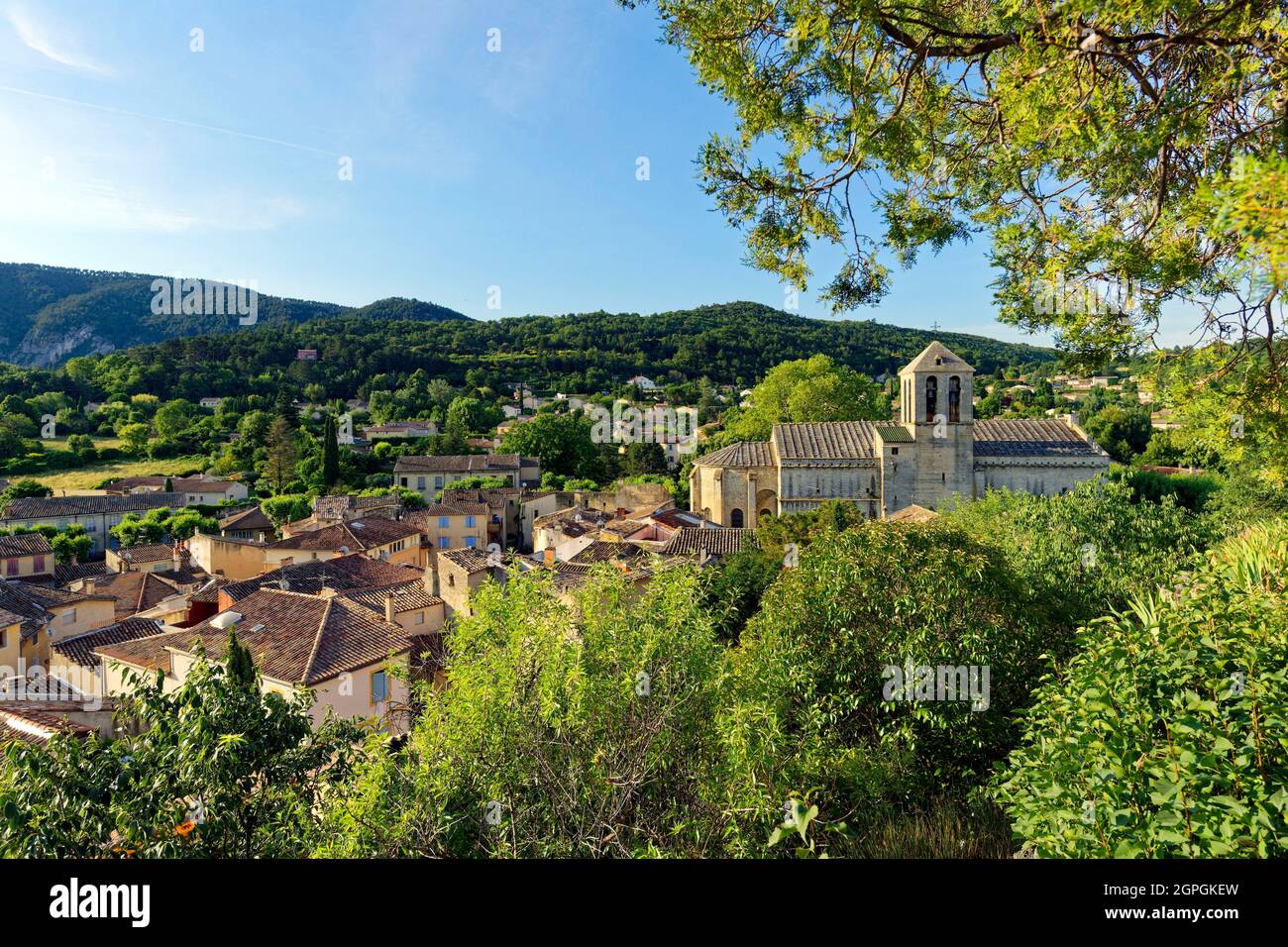 Francia, Vaucluse, Malaucene, vista della città dal Calvario (ex castello), chiesa fortificata di Saint-Michel Foto Stock