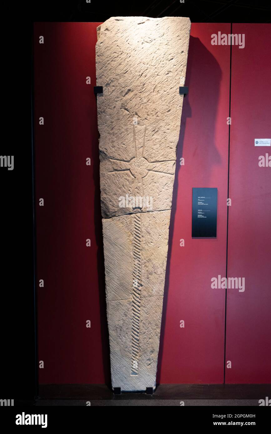 Francia, Haute Saone, Luxeuil les Bains, l'Ecclesia, Centro di Interpretazione dell'architettura e del Patrimonio costruito su un sito di scavo che ha scoperto una cripta merovingia e i suoi 150 sarcofagi, rendendo il luogo uno dei più importanti nella Francia orientale, lastra funeraria in pietra arenaria dell'VIII secolo, lastra funeraria del XVIII secolo Foto Stock
