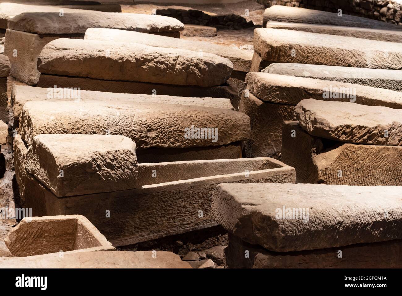 Francia, Haute Saone, Luxeuil les Bains, l'Ecclesia, Centro di Interpretazione dell'architettura e del Patrimonio costruito su un sito di scavo che ha scoperto una cripta merovingia e i suoi 150 sarcofagi, rendendo il luogo uno dei più importanti nella Francia orientale Foto Stock