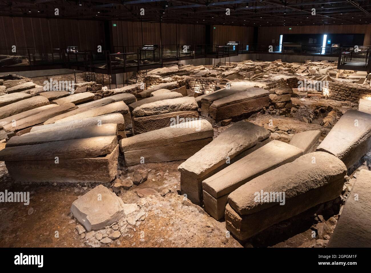 Francia, Haute Saone, Luxeuil les Bains, l'Ecclesia, Centro di Interpretazione dell'architettura e del Patrimonio costruito su un sito di scavo che ha scoperto una cripta merovingia e i suoi 150 sarcofagi, rendendo il luogo uno dei più importanti nella Francia orientale Foto Stock