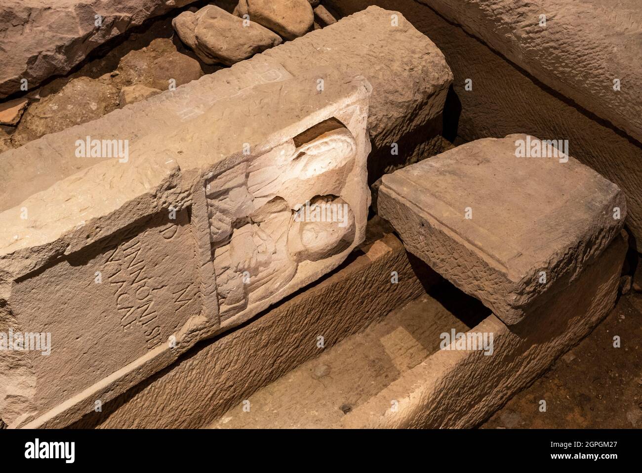 Francia, Haute Saone, Luxeuil les Bains, l'Ecclesia, Centro di Interpretazione dell'architettura e del Patrimonio costruito su un sito di scavo che ha scoperto una cripta merovingia e i suoi 150 sarcofagi, rendendo il luogo uno dei più importanti nella Francia orientale Foto Stock