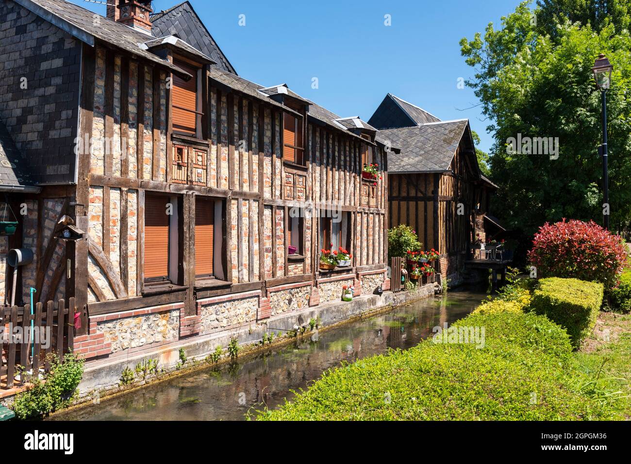 Francia, Eure, Cormeilles, ex asciugabiancheria 15 ° secolo lungo il fiume Calonne, casa a graticcio Foto Stock