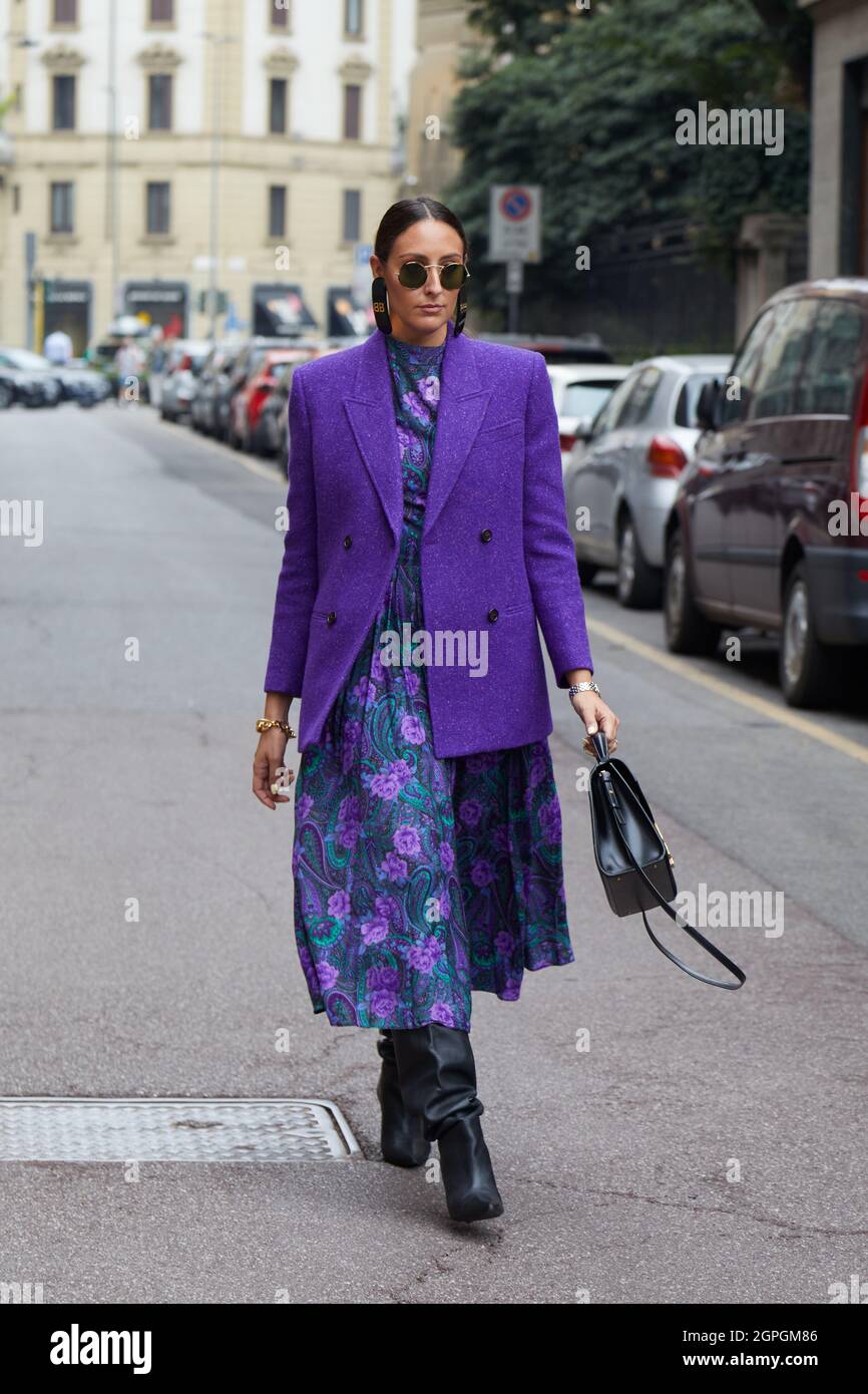 MILANO, ITALIA - 25 SETTEMBRE 2021: ELISA Taviti con giacca viola Blazer e  abito con stampa floreale prima della sfilata di moda Salvatore Ferragamo a  Milano Fashio Foto stock - Alamy