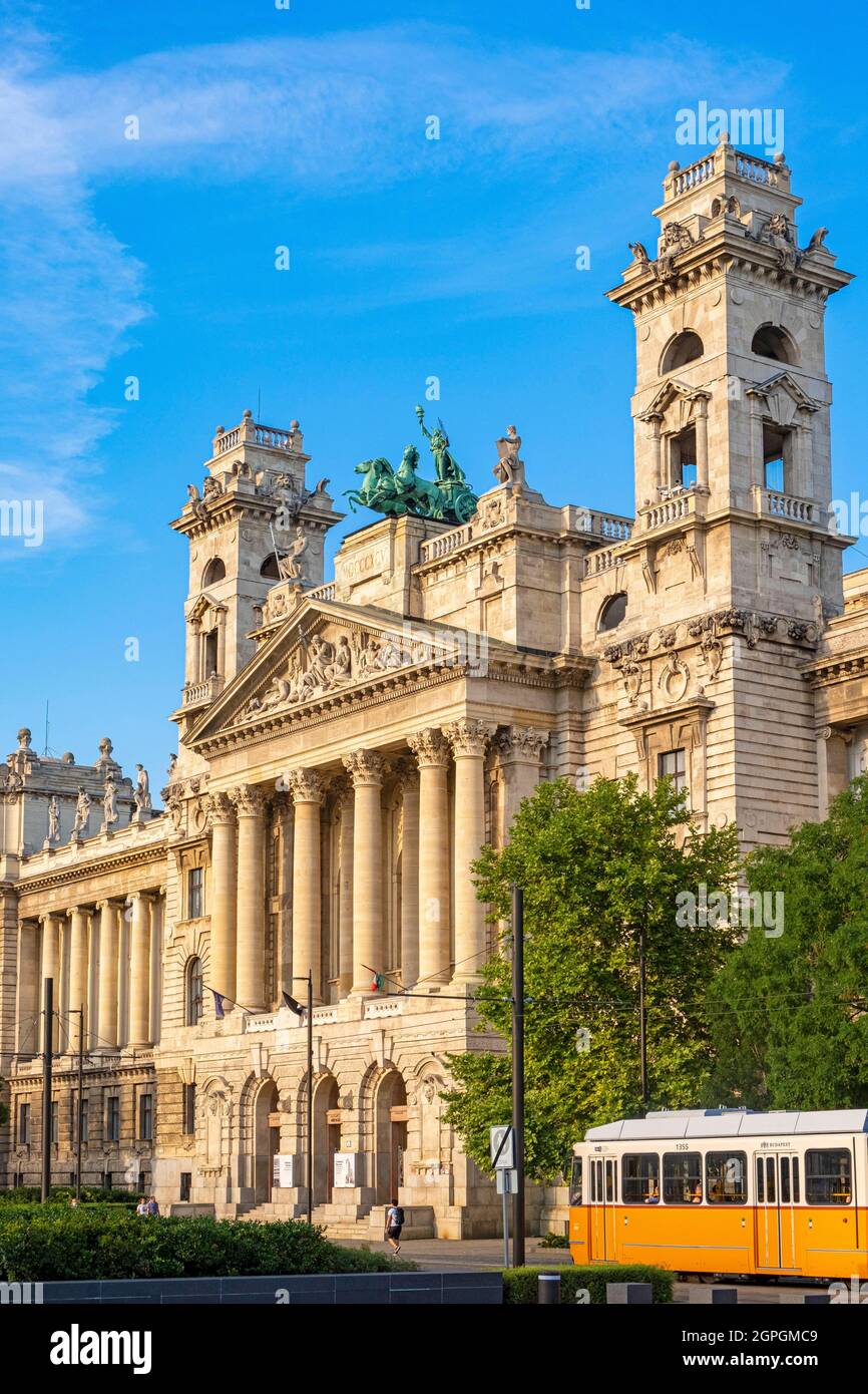 Ungheria, Budapest, dichiarata Patrimonio Mondiale dell'Umanità dall'UNESCO, quartiere di Pest, Museo Etnografico (Néprajzi Mùzeum), chiuso nel 2021 per il cambio di posizione Foto Stock