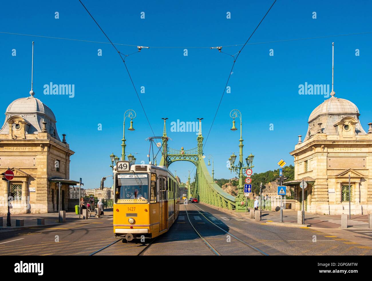 Ungheria, Budapest, dichiarata Patrimonio Mondiale dell'Umanità dall'UNESCO, il Ponte della libertà (Szabadsag) e un tram Foto Stock