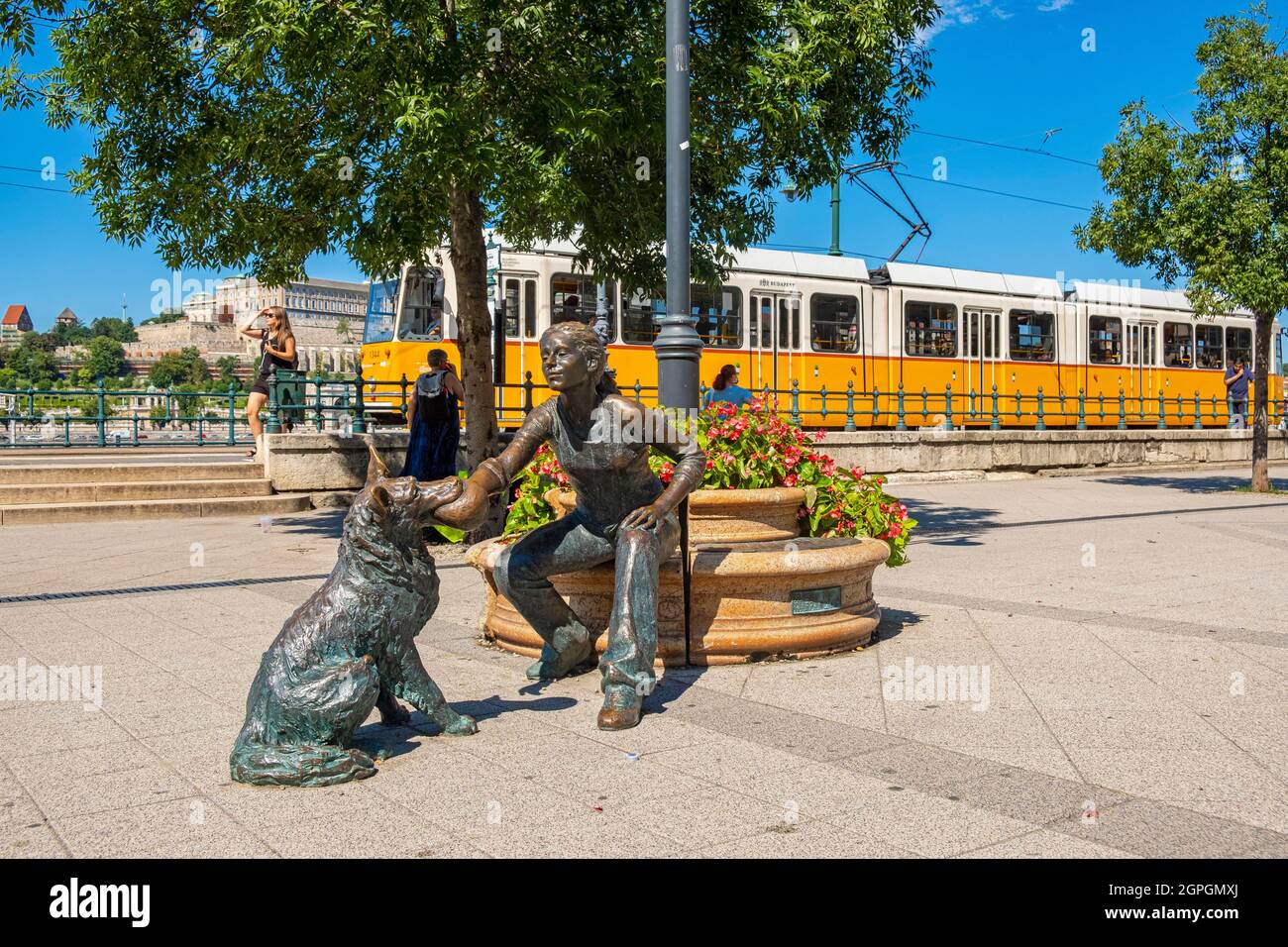 Ungheria, Budapest, dichiarata Patrimonio Mondiale dell'Umanità dall'UNESCO, distretto di Pest, piazza Vidago, statua di una bambina con il suo cane di Raffay David Foto Stock